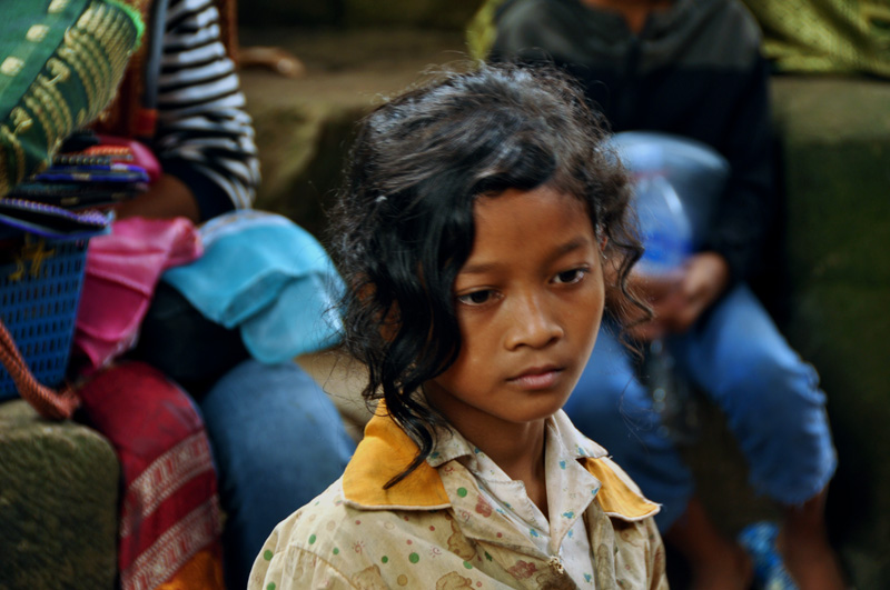 child vendor at preah khan (2). december 2011.